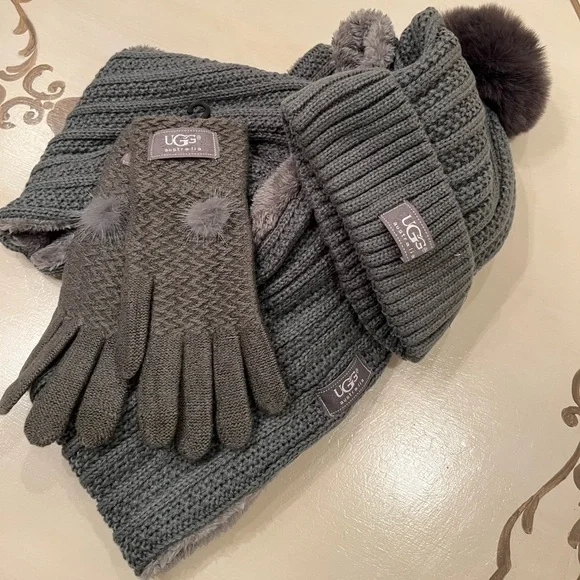 UGG Winter Grey sweater weather pom pom hat & infinity scarf set - Picture 1 of 8